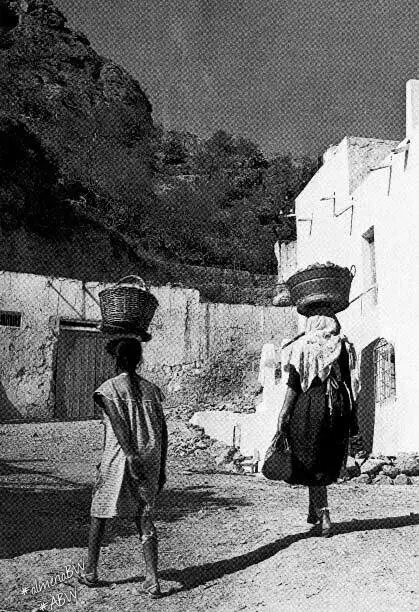 Dos mujeres transportando cestos en el Mojácar histórico